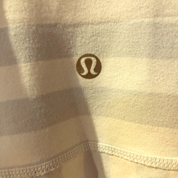 100% authentic Lulu Lemon razor back tank. Women - Picture 3 of 6